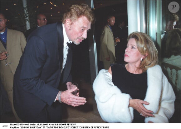Johnny Hallyday et Catherine Deneuve lors de la soirée Children of Africa à Paris le 21 octobre 1999.