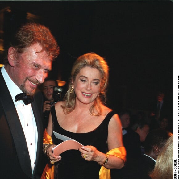 Johnny Hallyday et Catherine Deneuve lors de la soirée Children of Africa à Paris le 16 octobre 2001.