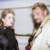 Catherine Deneuve et Johnny Hallyday lors d'une soirée organisée par l'office du tourisme d'Afrique du Sud au restaurant "La Suite", à Paris, le 1 février 2004.