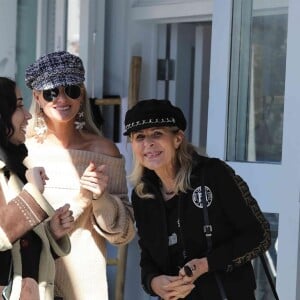 Laeticia Hallyday fait du shopping avec sa mère Françoise Thibaut et rencontre un couple d'amis à Brentwood le 7 février 2019.