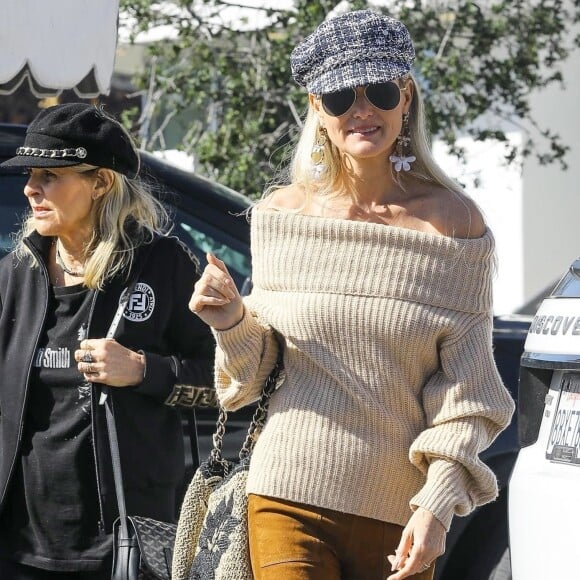 Laeticia Hallyday fait du shopping avec sa mère Françoise Thibaut et son amie Chritina à Brentwood le 7 février 2019.