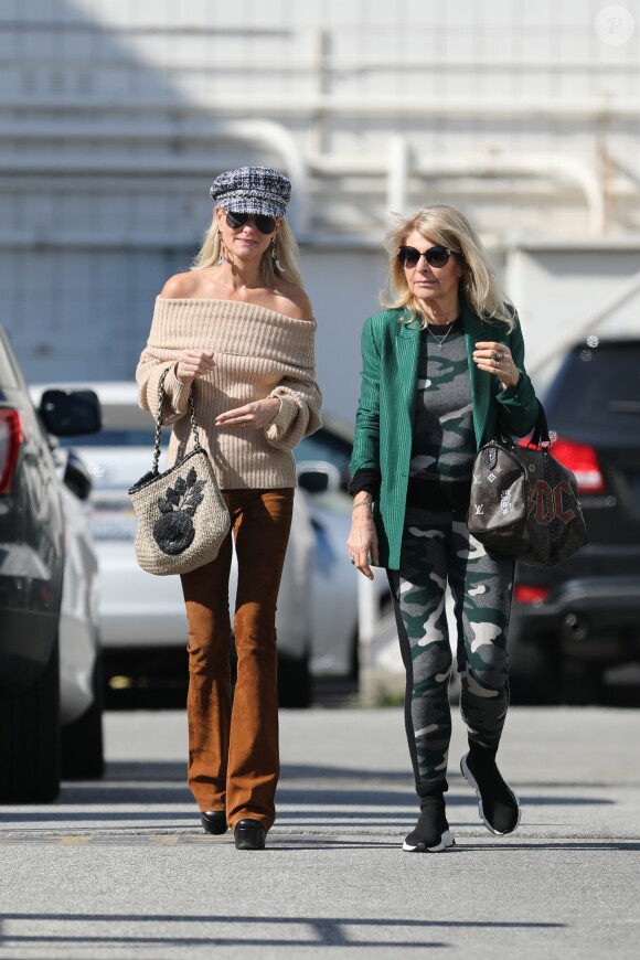 Semi-exclusif - Laeticia Hallyday emmène sa mère Françoise Thibaut au salon de coiffure "Alma Salon"avant d'aller bruncher chez Ladurée avant la sortie de l'école à Beverly Hills le 7 février 2019.