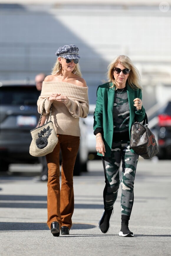 Laeticia Hallyday emmène sa mère Françoise Thibaut au salon de coiffure "Alma Salon"avant d'aller bruncher chez Ladurée avant la sortie de l'école à Beverly Hills le 7 février 2019.