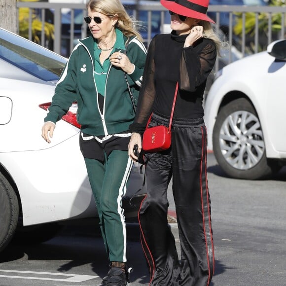 Laeticia Hallyday et sa mère Françoise Thibaut (en survêtements) sont allées déjeuner au restaurant japonais "Sushi Zo" près du Lycée Français à Los Angeles, le 5 février 2019.