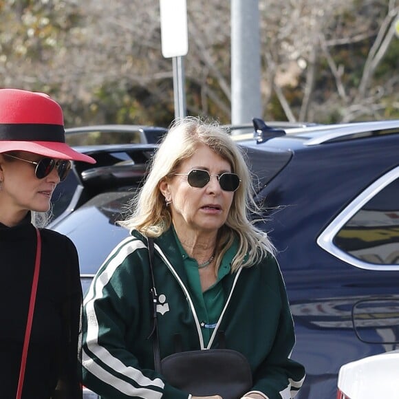 Laeticia Hallyday et sa mère Françoise Thibaut (en survêtements) sont allées déjeuner au restaurant japonais "Sushi Zo" près du Lycée Français à Los Angeles, le 5 février 2019.