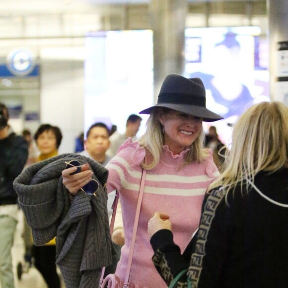 Laeticia Hallyday est allée accueillir sa maman Françoise Thibaut avec ses filles Jade et Joy à l'aéroport de Los Angeles le 3 février 2019.