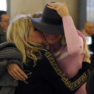 Laeticia Hallyday est allée accueillir sa maman Françoise Thibaut avec ses filles Jade et Joy à l'aéroport de Los Angeles le 3 février 2019.