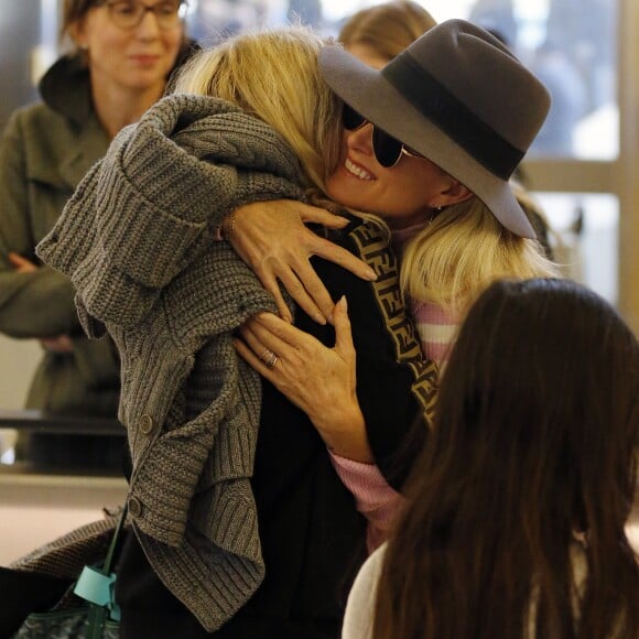 Laeticia Hallyday est allée accueillir sa maman Françoise Thibaut avec ses filles Jade et Joy à l'aéroport de Los Angeles le 3 février 2019.