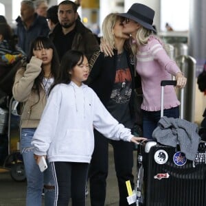 Laeticia Hallyday est allée accueillir sa maman Françoise Thibaut avec ses filles Jade et Joy à l'aéroport de Los Angeles le 3 février 2019.