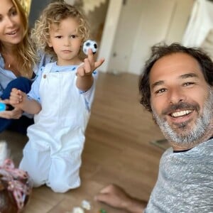 Ingrid Chauvin avec son fils Tom et son mari Thierry Peythieu, pour Pâques. Instagram, le 12 avril 2020.