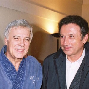 Karl Zéro, Guy Bedos et Michel Drucker en coulisses de l'Olympia, à Paris, en 2002.
