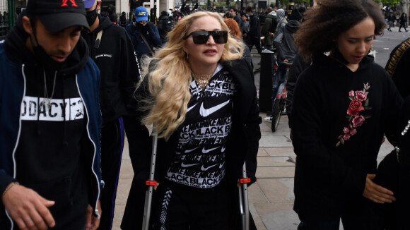 Madonna en béquilles et sans masque : la star manifeste à Londres
