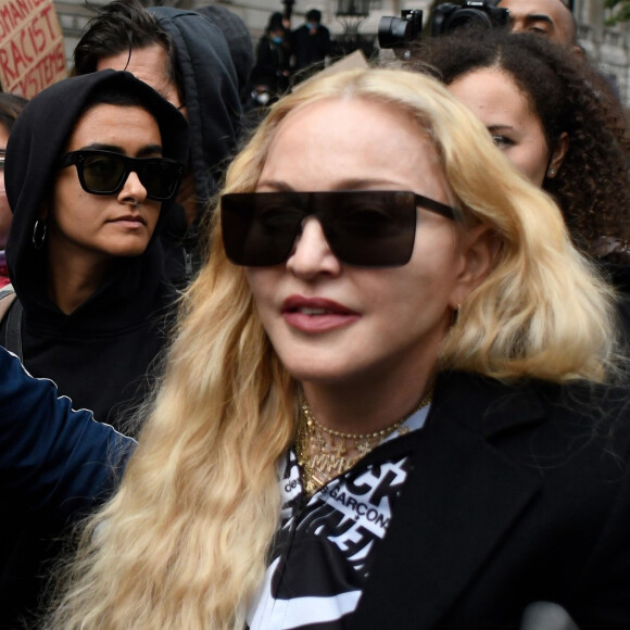 Madonna (en béquilles) participe à une manifestation à Londres lors du mouvement Black Lives Matter rally en hommage à George Floyd et contre les violences policières le 6 juin 2020.