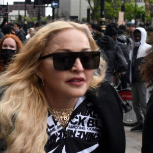 Madonna (en béquilles) participe à une manifestation à Londres lors du mouvement Black Lives Matter rally en hommage à George Floyd et contre les violences policières le 6 juin 2020.