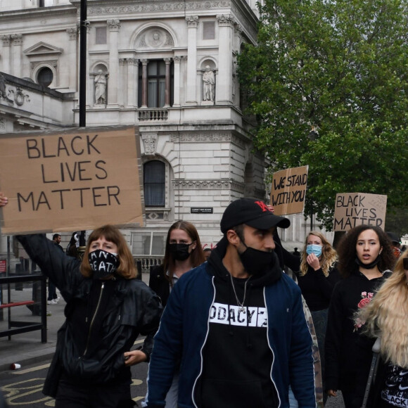 Madonna (en béquilles) participe à une manifestation à Londres lors du mouvement Black Lives Matter rally en hommage à George Floyd et contre les violences policières le 6 juin 2020.