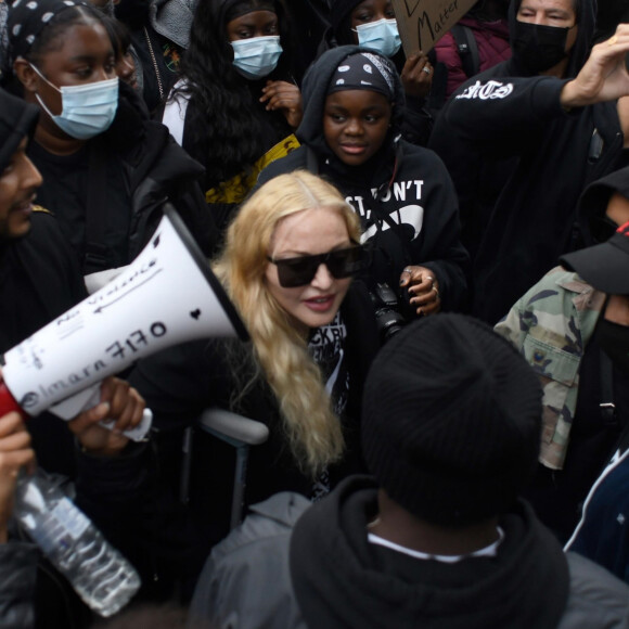 Madonna (en béquilles) participe à une manifestation à Londres lors du mouvement Black Lives Matter rally en hommage à George Floyd et contre les violences policières le 6 juin 2020.