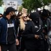Madonna (en béquilles) participe à une manifestation à Londres lors du mouvement Black Lives Matter rally en hommage à George Floyd et contre les violences policières le 6 juin 2020.