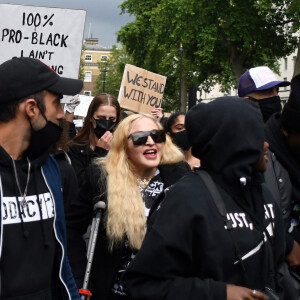 Madonna (en béquilles) participe à une manifestation à Londres lors du mouvement Black Lives Matter rally en hommage à George Floyd et contre les violences policières le 6 juin 2020.