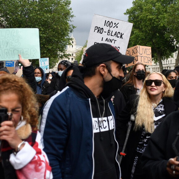 Madonna (en béquilles) participe à une manifestation à Londres lors du mouvement Black Lives Matter rally en hommage à George Floyd et contre les violences policières le 6 juin 2020.