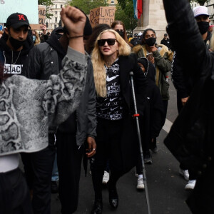 Madonna (en béquilles) participe à une manifestation à Londres lors du mouvement Black Lives Matter rally en hommage à George Floyd et contre les violences policières le 6 juin 2020.