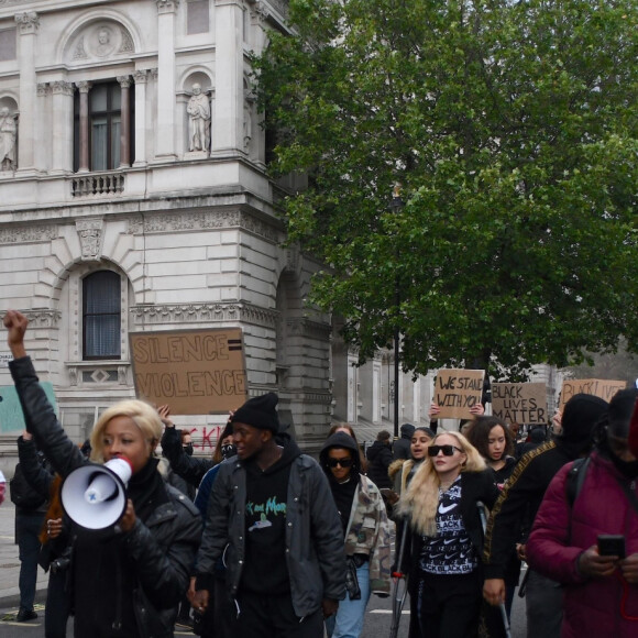 Madonna (en béquilles) participe à une manifestation à Londres lors du mouvement Black Lives Matter rally en hommage à George Floyd et contre les violences policières le 6 juin 2020.