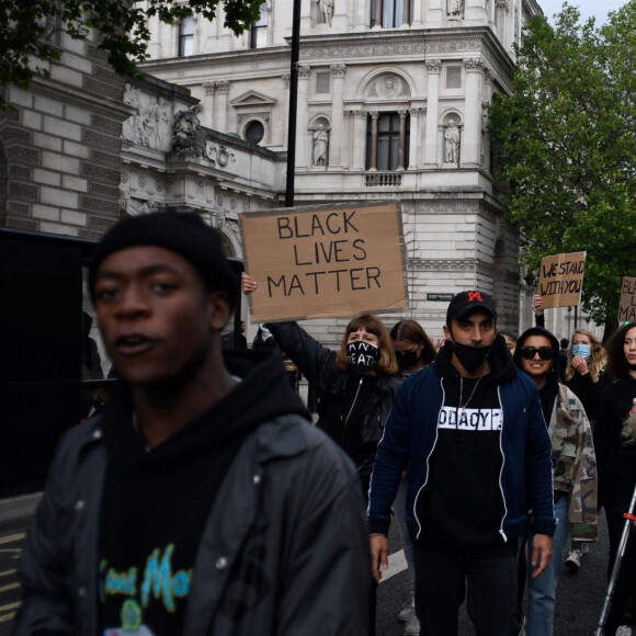 Madonna (en béquilles) participe à une manifestation à Londres lors du mouvement Black Lives Matter rally en hommage à George Floyd et contre les violences policières le 6 juin 2020.