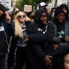 Madonna (en béquilles) participe à une manifestation à Londres lors du mouvement Black Lives Matter rally en hommage à George Floyd et contre les violences policières le 6 juin 2020.