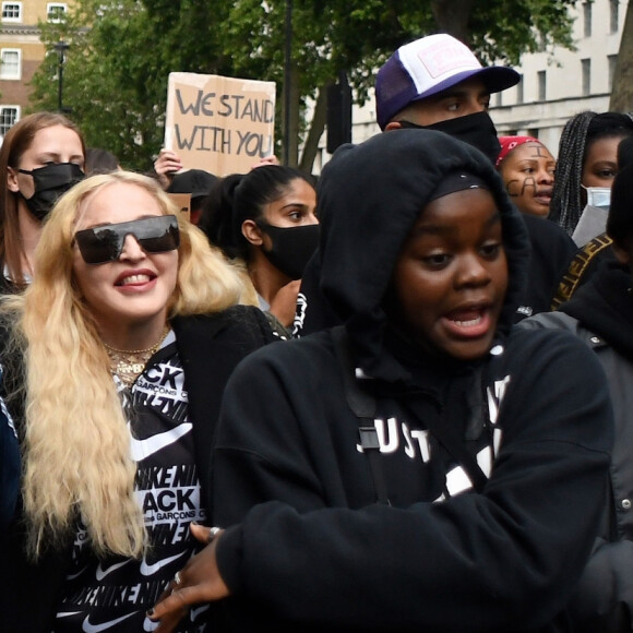 Madonna (en béquilles) participe à une manifestation à Londres lors du mouvement Black Lives Matter rally en hommage à George Floyd et contre les violences policières le 6 juin 2020.