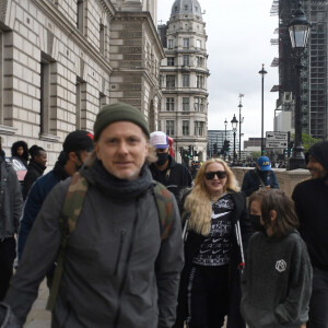 Madonna (en béquilles) participe à une manifestation à Londres lors du mouvement Black Lives Matter rally en hommage à George Floyd et contre les violences policières le 6 juin 2020.