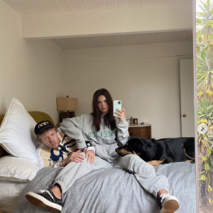 Emily Ratajkowski et son mari Sebastien Bear-McClard. Mai 2020.