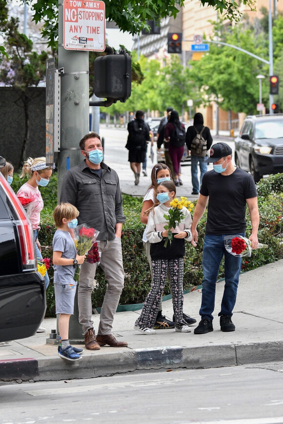 Exclusif - Ben Affleck, ses enfants, Violet, Seraphina et Samuel, et Matt Damon rendent hommage à Breonna Taylor, une Noire Américaine de 26 ans, tuée à son domicile par la police lors d'une perquisition. Los Angeles, le 5 juin 2020.