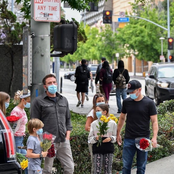 Exclusif - Ben Affleck, ses enfants, Violet, Seraphina et Samuel, et Matt Damon rendent hommage à Breonna Taylor, une Noire Américaine de 26 ans, tuée à son domicile par la police lors d'une perquisition. Los Angeles, le 5 juin 2020.