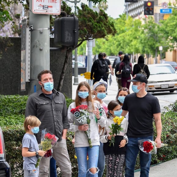 Exclusif - Ben Affleck, ses enfants, Violet, Seraphina et Samuel, et Matt Damon rendent hommage à Breonna Taylor, une Noire Américaine de 26 ans, tuée à son domicile par la police lors d'une perquisition. Los Angeles, le 5 juin 2020.