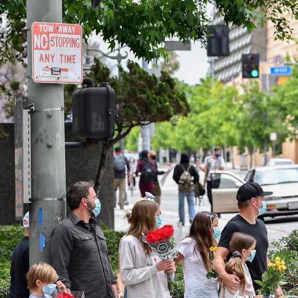 Exclusif - Ben Affleck, ses enfants, Violet, Seraphina et Samuel, et Matt Damon rendent hommage à Breonna Taylor, une Noire Américaine de 26 ans, tuée à son domicile par la police lors d'une perquisition. Los Angeles, le 5 juin 2020.