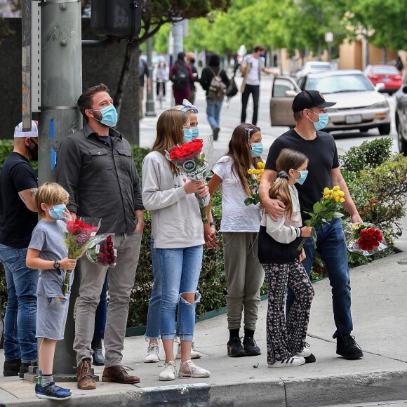 Exclusif - Ben Affleck, ses enfants, Violet, Seraphina et Samuel, et Matt Damon rendent hommage à Breonna Taylor, une Noire Américaine de 26 ans, tuée à son domicile par la police lors d'une perquisition. Los Angeles, le 5 juin 2020.