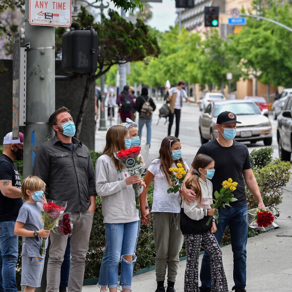 Exclusif - Ben Affleck, ses enfants, Violet, Seraphina et Samuel, et Matt Damon rendent hommage à Breonna Taylor, une Noire Américaine de 26 ans, tuée à son domicile par la police lors d'une perquisition. Los Angeles, le 5 juin 2020.