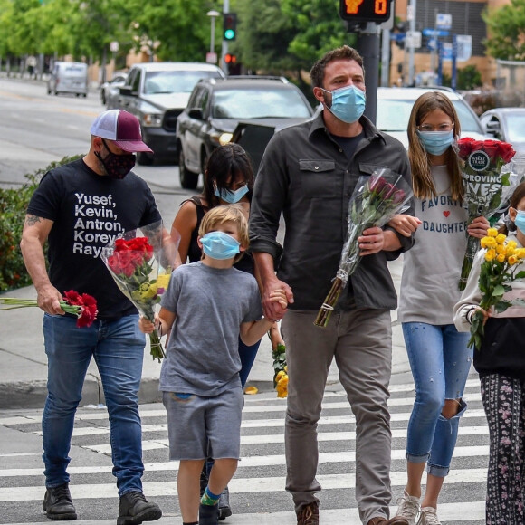 Exclusif - Ben Affleck, ses enfants, Violet, Seraphina et Samuel, et Matt Damon rendent hommage à Breonna Taylor, une Noire Américaine de 26 ans, tuée à son domicile par la police lors d'une perquisition. Los Angeles, le 5 juin 2020.