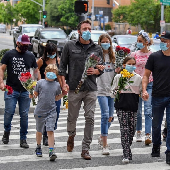 Exclusif - Ben Affleck, ses enfants, Violet, Seraphina et Samuel, et Matt Damon rendent hommage à Breonna Taylor, une Noire Américaine de 26 ans, tuée à son domicile par la police lors d'une perquisition. Los Angeles, le 5 juin 2020.