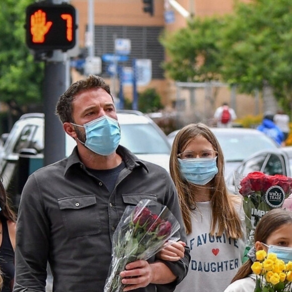 Exclusif - Ben Affleck, ses enfants, Violet, Seraphina et Samuel, et Matt Damon rendent hommage à Breonna Taylor, une Noire Américaine de 26 ans, tuée à son domicile par la police lors d'une perquisition. Los Angeles, le 5 juin 2020.