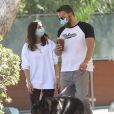Ben Affleck et sa compagne Ana de Armas équipés de masque de protection vont promener leurs chiens pendant l'épidémie de Coronavirus Covid-19 à Venice, Los Angeles le 19 mai 2020