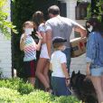 Ben Affleck et sa compagne Ana de Armas sortent les chiens avec les enfants de Ben, Violet (short blanc), Seraphina (short noir) et Samuel (porte une casquette) à Los Angeles le 23 mai 2020.