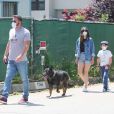 Ben Affleck et sa compagne Ana de Armas sortent les chiens avec les enfants de Ben, Violet (short blanc), Seraphina (short noir) et Samuel (porte une casquette) à Los Angeles le 23 mai 2020.