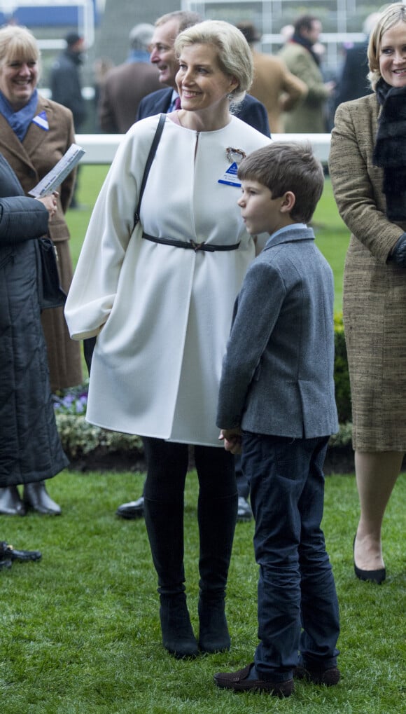 Le prince Edward, comte de Wessex assiste aux courses de Noël à Ascot avec sa femme la comtesse Sophie de wessex et leurs enfants Louise et James le 17 décembre 2016.