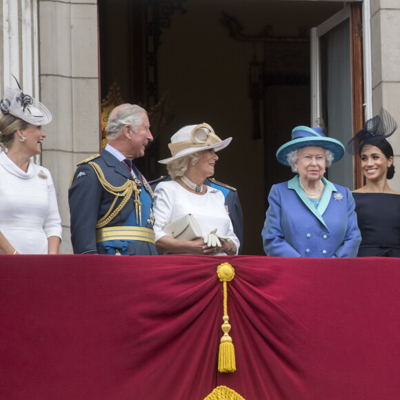 La comtesse Sophie de Wessex, le prince Charles, Camilla Parker Bowles, duchesse de Cornouailles, la reine Elisabeth II d'Angleterre, Meghan Markle, duchesse de Sussex, le prince Harry, duc de Sussex, le prince William, duc de Cambridge, Kate Catherine Middleton, duchesse de Cambridge - La famille royale d'Angleterre lors de la parade aérienne de la RAF pour le centième anniversaire au palais de Buckingham à Londres. Le 10 juillet 2018