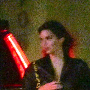 Kendall Jenner quitte le restaurant Nobu, à Malibu, dans la nuit du 8 au 9 juin 2020.