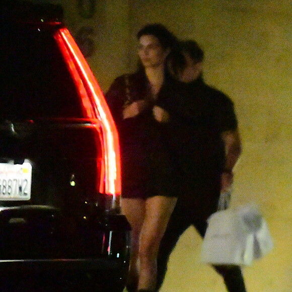 Kendall Jenner quitte le restaurant Nobu, à Malibu, dans la nuit du 8 au 9 juin 2020.