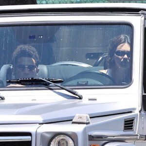 Exclusif - Devin Booker et Kendall Jenner de retour ensemble à Los Angeles pour le Memorial Day, à l'aéroport de Van Nuys, le 25 mai 2020. Le joueur des Suns de Phoenix de 23 ans et la top model de 24 ans ont été vus quittant l'aéroport dans la voiture de Kendall Jenner. Depuis leur virée à Sedona (Arizona) en avril dernier, des rumeurs de romance entre les deux stars circulent, même si leur entourage prétend qu'ils seraient simplement des amis de longue date.