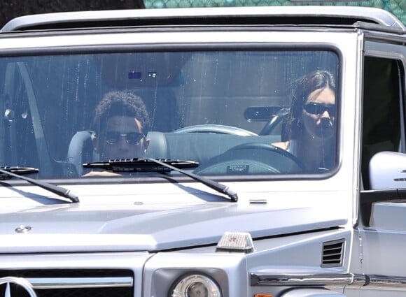 Exclusif - Devin Booker et Kendall Jenner de retour ensemble à Los Angeles pour le Memorial Day, à l'aéroport de Van Nuys, le 25 mai 2020. Le joueur des Suns de Phoenix de 23 ans et la top model de 24 ans ont été vus quittant l'aéroport dans la voiture de Kendall Jenner. Depuis leur virée à Sedona (Arizona) en avril dernier, des rumeurs de romance entre les deux stars circulent, même si leur entourage prétend qu'ils seraient simplement des amis de longue date.