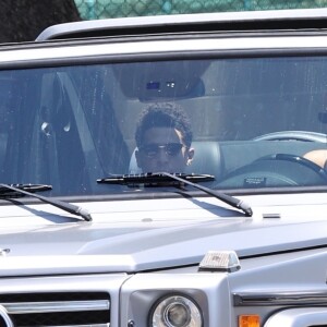 Exclusif - Devin Booker et Kendall Jenner de retour ensemble à Los Angeles pour le Memorial Day, à l'aéroport de Van Nuys, le 25 mai 2020. Le joueur des Suns de Phoenix de 23 ans et la top model de 24 ans ont été vus quittant l'aéroport dans la voiture de Kendall Jenner. Depuis leur virée à Sedona (Arizona) en avril dernier, des rumeurs de romance entre les deux stars circulent, même si leur entourage prétend qu'ils seraient simplement des amis de longue date.