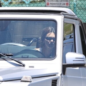 Exclusif - Devin Booker et Kendall Jenner de retour ensemble à Los Angeles pour le Memorial Day, à l'aéroport de Van Nuys, le 25 mai 2020. Le joueur des Suns de Phoenix de 23 ans et la top model de 24 ans ont été vus quittant l'aéroport dans la voiture de Kendall Jenner. Depuis leur virée à Sedona (Arizona) en avril dernier, des rumeurs de romance entre les deux stars circulent, même si leur entourage prétend qu'ils seraient simplement des amis de longue date.